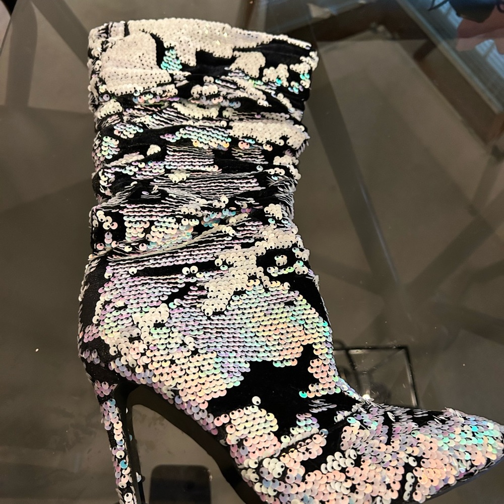 Guess sequence boots